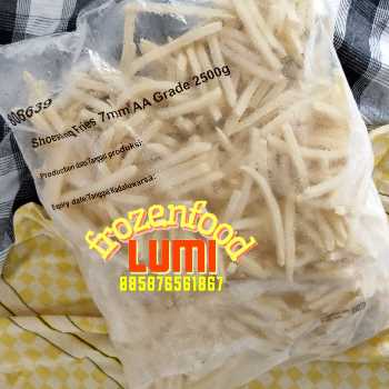 Aviko Shoestring 2,5kgJogja Frozen Food Condongcatur Aviko shoestring adalah kentang goreng beku yang sudah dipotong berbentuk tipis dan pipih.Kentang goreng ini cocok untuk dimakan dengan burger, hotdog, atau hidangan daging atau ikan lainnya. Kentang goreng ini memiliki rasa kentang yang kaya dan tekstur yang renyah.