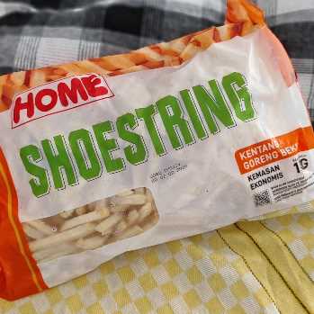 Home Shoestring 1 kgJogja Frozen Food Condongcatur Home Shoestring adalah produk kentang beku dengan potongan tipis yang dikenal sebagai shoestring. Produk ini memiliki tekstur yang renyah dan gurih, menjadikannya camilan yang sangat cocok untuk dinikmati. Berat produk ini adalah 1kg dan telah mendapatkan sertifikat Halal. Cara penyajiannya adalah dengan menggorengnya