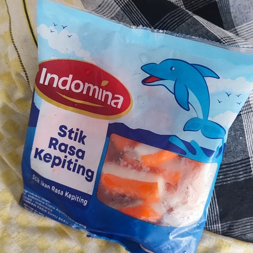 Indomina Crab Stick 500grJogja Frozen Food Condongcatur Indomina stick rasa kepiting diproduksi dengan proses pengolahan yang modern dan higienis untuk menjaga kesegaran dan kualitas rasa. Dengan rasa kepiting yang autentik dan kualitas yang terjaga, indomina stick rasa kepiting menjadi pilihan camilan yang tepat.