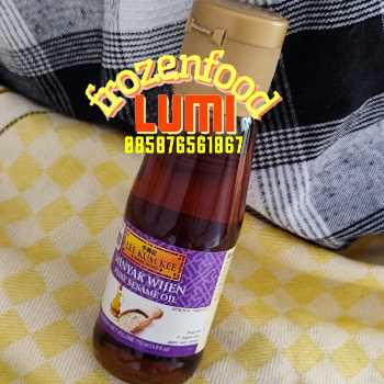 Lee Kum Kee minyak wijen - Sesame Oil 115 mlJogja Frozen Food Condongcatur Lee Kum Kee minyak wijen terbuat dari biji wijen panggang yang baik. Minyak wijen ini diproses secara seksama untuk mempertahankan rasa wijen yang kuat dan sangat diperlukan di setiap hidangan. Untuk menambah cita rasa bubuhkan minyak wijen pada semua masakan sebelum dihidangkan atau dicampur di dalam adonan