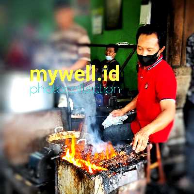 Tambahkan paprika merah, saus tomat, kecap manis, garam, merica, dan air secukupnya. Aduk rata.
Masukkan sosis gulung mie ke dalam wajan dan masak hingga saus meresap ke dalam sosis dan mie.
Sajikan sosis gulung mie di atas piring dan nikmati selagi hangat.