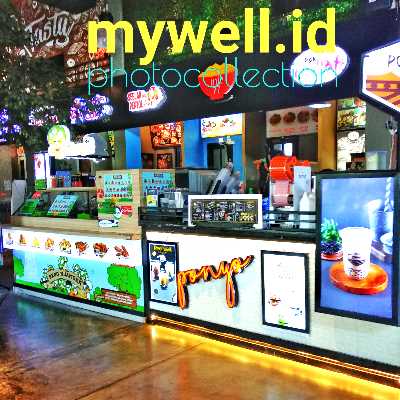 Nasi Box Bakso - nasi, bakso, mie, tahu goreng, kuah kaldu, sambal.
Nasi Box Soto Ayam - nasi, soto ayam, tauge, telur rebus, kerupuk, sambal