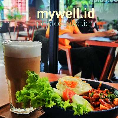 Ayam Katsu: Potongan ayam yang dibalut tepung roti dan digoreng hingga renyah.
Ayam Teriyaki: Potongan ayam yang dimarinasi dengan saus teriyaki dan sudah siap untuk dipanggang atau digoreng.