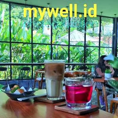 Selain Champ Sosis Ayam, Frozen Food Lumi Condongcatur juga menjual aneka makanan beku lainnya, antara lain nugget ayam, stik ikan, dan bakso. Toko ini juga memiliki berbagai pilihan makanan ringan dan minuman.