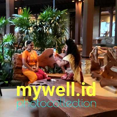 Udon: mie udon dalam kemasan yang dapat direbus.
Gyoza Takoyaki Ebi fry Korokke Yakitori Edamame Tempura Shumai Soba Udon Chirashi sushi Onigiri Okonomiyaki
Onigiri: nasi dengan berbagai isian seperti tuna atau umeboshi yang dibungkus dengan nori.