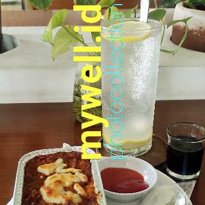 Nilai gizi, vitamin, dan protein dalam bakso sapi bentuk frozen food dapat bervariasi tergantung pada merek dan bahan yang digunakan dalam pembuatannya. Namun, secara umum, bakso sapi mengandung nutrisi yang cukup baik, seperti berikut: