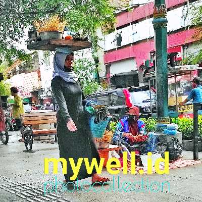 Nasi Box Nasi Goreng - nasi goreng, ayam atau seafood, acar, telur dadar, kerupuk.
Nasi Box Sate Ayam - nasi, sate ayam, lontong, bumbu kacang, irisan timun dan bawang merah.
Nasi Box Rendang - nasi, rendang daging sapi, acar, telur rebus, kerupuk.