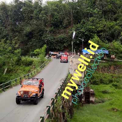 Kocok telur bersama nasi putih hingga rata.
Tambahkan bawang putih cincang, daun bawang iris halus, lada bubuk, dan garam secukupnya. Aduk rata.
Panaskan wajan dengan sedikit minyak goreng.
Tuangkan campuran nasi dan telur ke dalam wajan yang sudah dipanaskan.