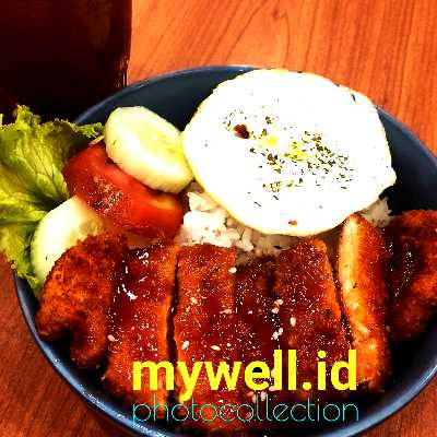 Gulingkan nugget ayam di dalam tepung terigu, lalu celupkan ke dalam telur kocok, dan gulingkan di dalam tepung roti hingga terbalut rata.
Goreng nugget ayam dalam minyak panas hingga matang dan berwarna kecokelatan. Angkat dan tiriskan.
Siapkan rice box dengan menaruh nasi putih di bagian bawah, lalu tata nugget ayam yang sudah digoreng
