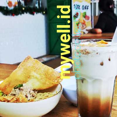 Ambil sebagian mie telur yang sudah dimasak, tambahkan ke dalam wajan, aduk rata dengan kuah dan bahan lainnya.
Angkat dan sajikan otak-otak mie dalam mangkuk, taburi dengan bawang goreng.
Untuk cara penyajiannya, Anda bisa menambahkan irisan daun bawang atau seledri sebagai hiasan dan menambahkan sedikit air jeruk nipis atau sambal