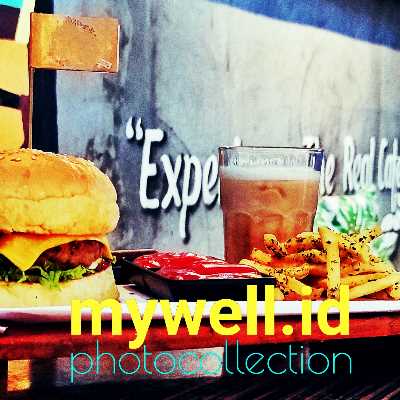 Kimchi: Kimchi adalah hidangan fermentasi dari sayuran seperti kubis, lobak, dan bawang putih yang kaya akan probiotik. Kimchi beku tersedia dalam berbagai merek dan variasi, seperti kimchi segar atau kimchi yang telah diproses dengan berbagai bumbu.
Mandu: Mandu adalah dumpling Korea yang terbuat dari adonan tepung terigu dan diisi dengan daging