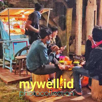 Sosis Kebab:
Potong-potong sosis beku menjadi ukuran yang sesuai.
Potong bahan seperti paprika, bawang bombay, dan jamur menjadi ukuran yang sama dengan sosis.
Tusuk sosis dan bahan-bahan lainnya secara bergantian pada tusukan sate.
Bakar sate kebab pada panggangan atau grill hingga matang.