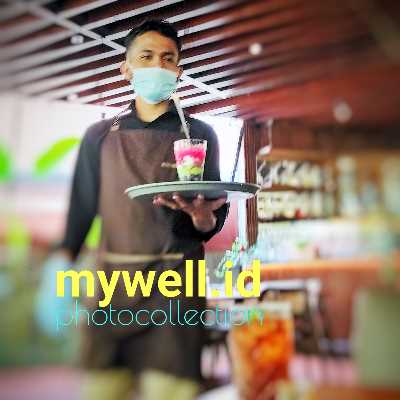 Serat: Surimi stick umumnya tidak mengandung serat.
Vitamin dan mineral: Surimi stick juga mengandung beberapa vitamin dan mineral seperti kalsium, fosfor, seng, vitamin B12, dan selenium dalam jumlah yang bervariasi tergantung pada merek dan jenis produk.